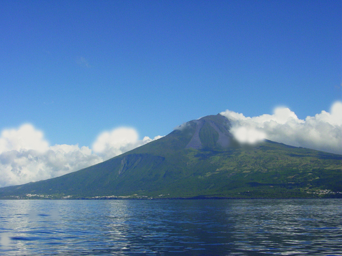 The cone of Montanha do Pico seen across open water