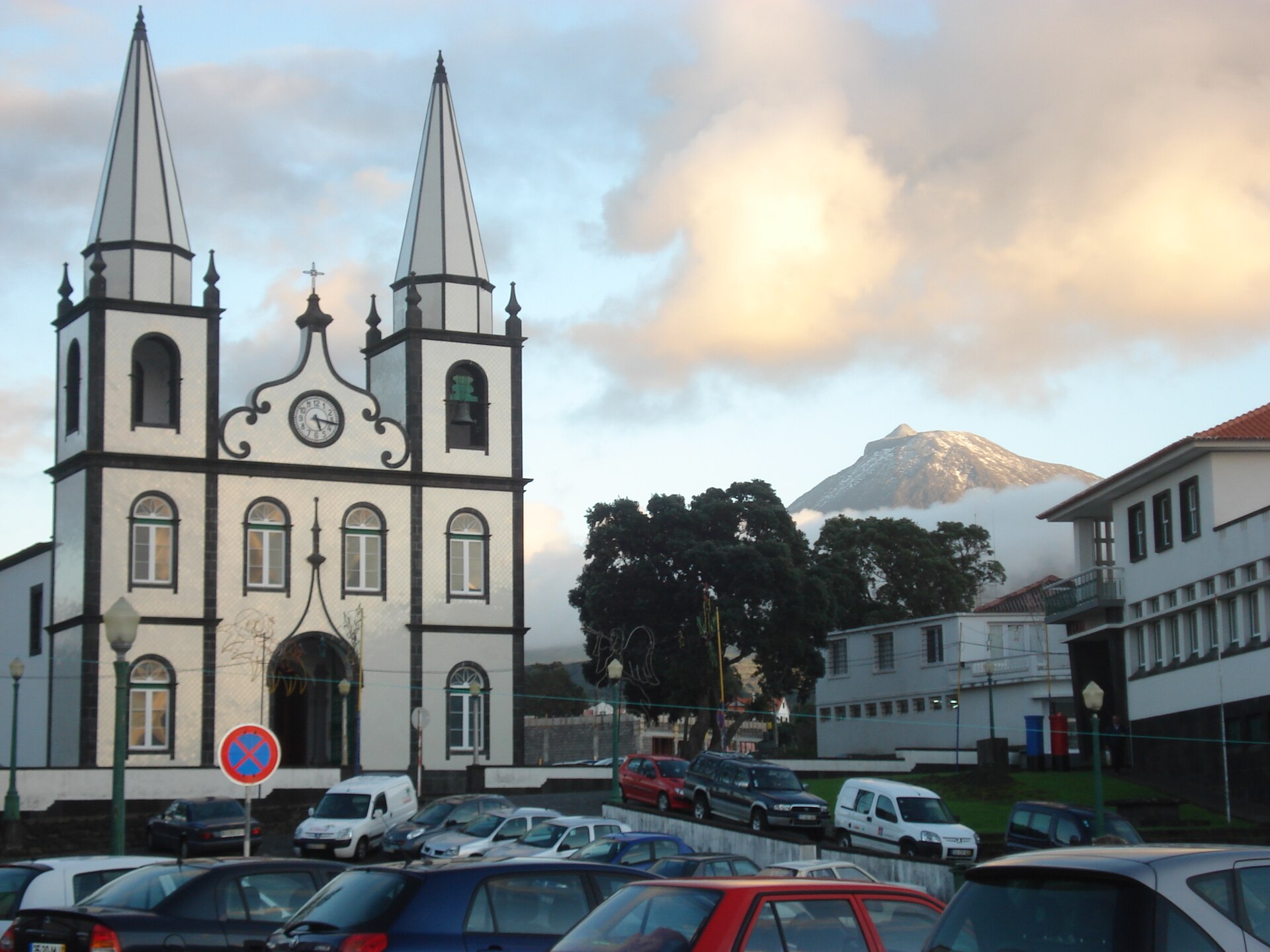 The church of Santa Maria Madalena with the mountain visible behind the town